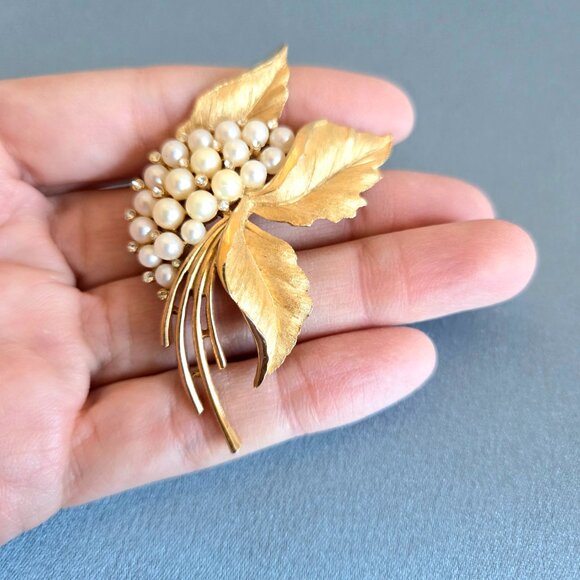 Vintage Crown Trifari faux pearls and clear rhinestones gold tone brooch. - Picture 4 of 7